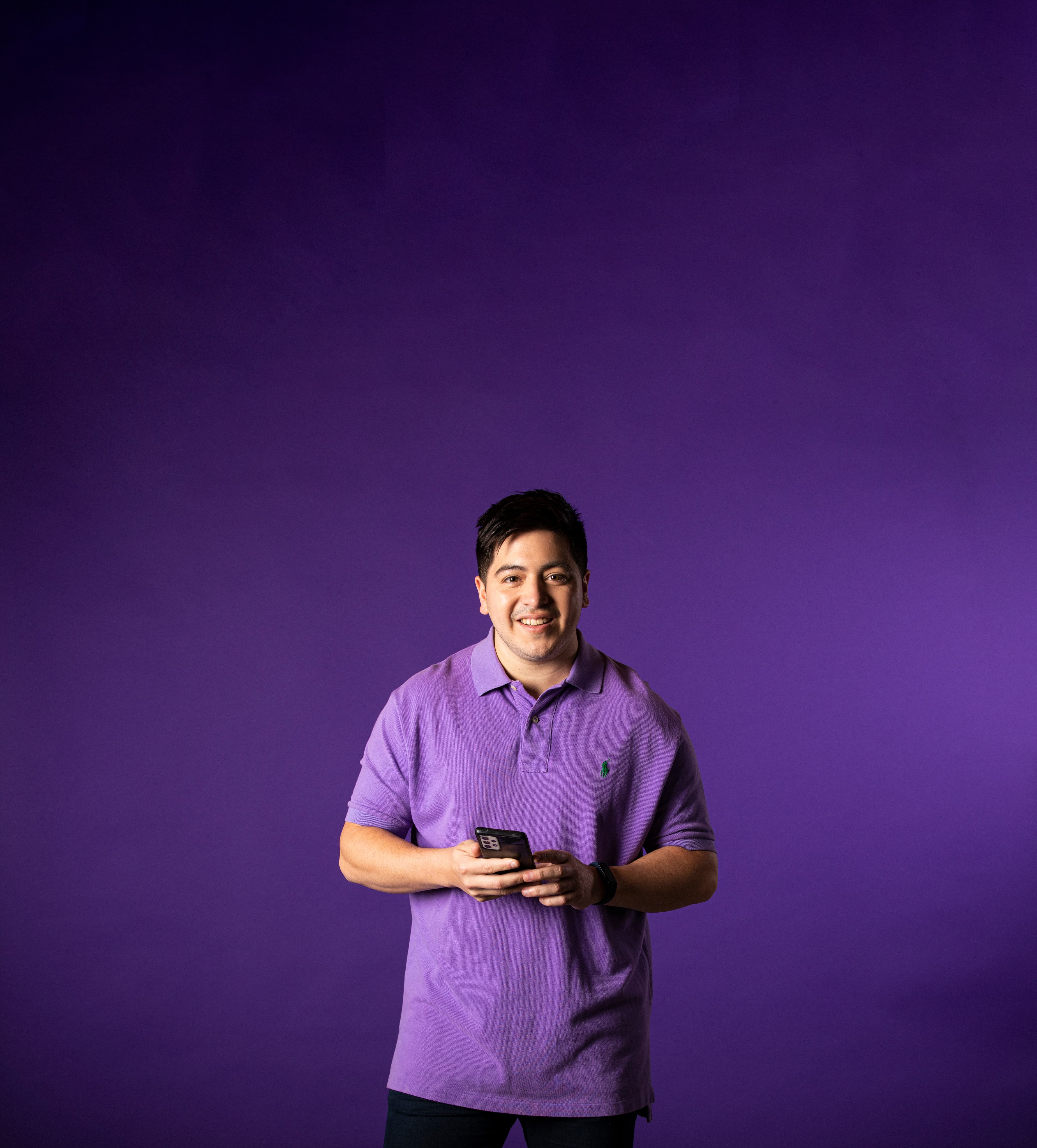 Hombre sonriente con smartphone